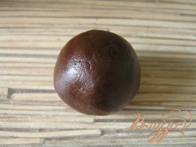 С помощью ложки набирать небольшое количество шоколадной массы, немного разминая в руках, сформировать шарик,