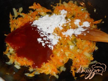 В глубокой сковородке готовим соус:1. Морковь натрите на терке, лук мелко порубите. Спасеруйте на растительном масле до мягкости.2. Добавьте муку и томатный соус, прогрейте все вместе 1-2 мин.3. Добавьте воду, соль, сахар, специи, перемешайте и тушите минут 5.4. Добавьте сметану и прогрейте еще 1 мин.
