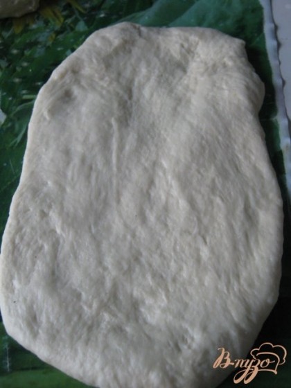 Каждый кусочек раскатать скалкой в пласт шириной, соизмеримой с шириной формы, в которой будет выпекаться хлеб.
