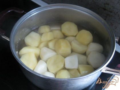 Предварительно в подсоленной воде отвариваем картофель.