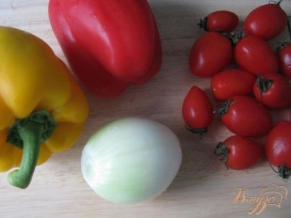 Далее готовим начинку. Для этого нам понадобятся овощи: перцы сладкие: красный и жёлтый, лук репчатый, помидоры черри.