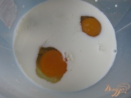 Делаю заливку из стакана молока, двух яиц, соли, взбитых венчиком.