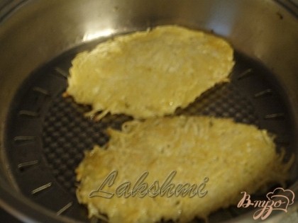 Из подготовленной картофельной смеси испечём толстые и крупные драники, размером примерно как подготовленное мясо или чуть больше.