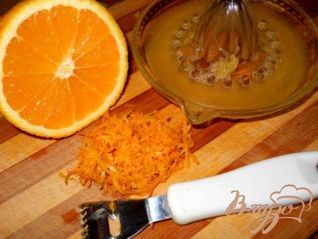 С апельсин снимаем цедру и давим сок.