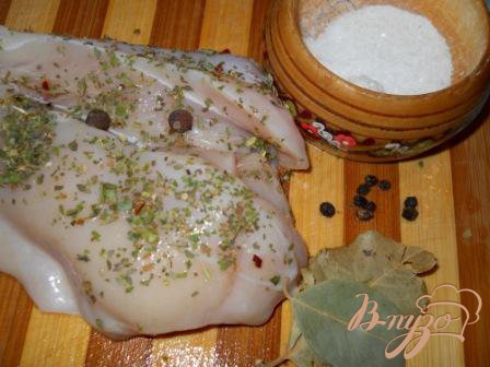 Куриное филе отвариваем в подсоленой воде с лавровым листом, перцем горошком и ароматными травами. Готовую курицу охлаждаем.