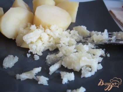 Картофель почистить и отварить в воде с добвлением  лаврового листа. Воду слить, а картофель размять просто вилкой.
