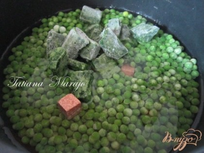 Горошек и шпинат залить водой ( 1 ст.) добавить овощной кубик и поставить вариться минут на 5.