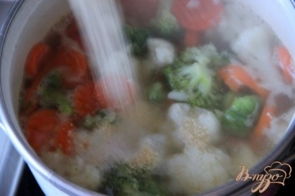 Снять кастрюлю с огня и добавить дроблёную пшеничную крупу кус-кус, накрыть крышкой. Через 5 минут суп готов.