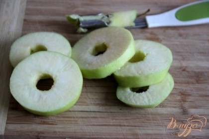 У яблока удалить сердцевину и нарезать кружочками.