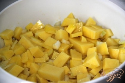 Картофель порезать кубиками, положить в кастрюлю с растопленным сливочным маслом. Добавить измельченный лук и тушить под крышкой минут 10-15 (пока лук не подрумянится).