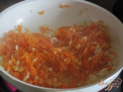 Мелко нарезаем лук. Морковь измельчаем на терке. Пассируем на растительном масле.