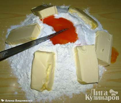 Порубить вместе маргарин с мукой, разрыхлителем, сахаром и яичными желтками. Вымесить однородное тесто.