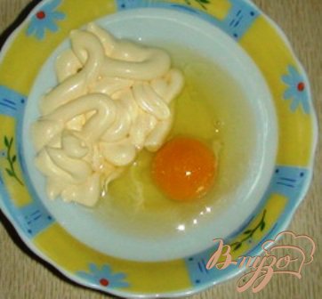 Смешивать 2 яйца и майонез