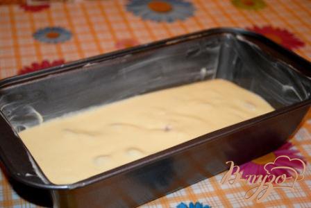 Форму для запекания смажьте маслом. Выложите тесто, разровняйте и поставьте в духовку.