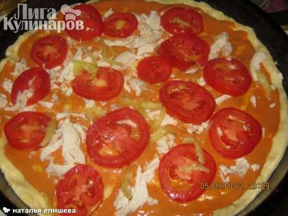 Нарезаем помидоры  и сладкий перец, выкладываем на пиццу.