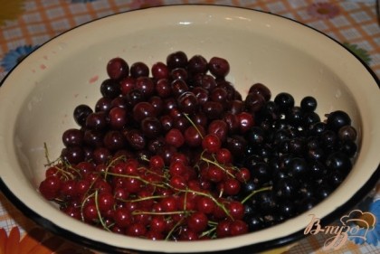 Моем ягоды, даем стечь воде. Ссмородину можно брать с веточками. В них сожержится тоже много полезного и лечебного.