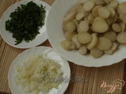Нарезать картофель толстыми кружочками,измельчить лук и петрушку.