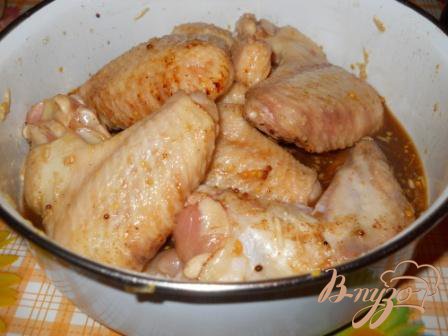 Обваливаем курицу в маринаде (соевый соус, горцича, мед, измельченный через пресс чеснок, соль, перец). Оставляем мариноваться минимум на 30 мин.
