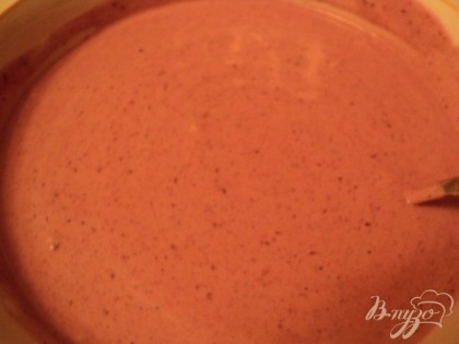 Вмешать в несколько приемов в охлажденное ягодное пюре  взбитые сливки и белок.