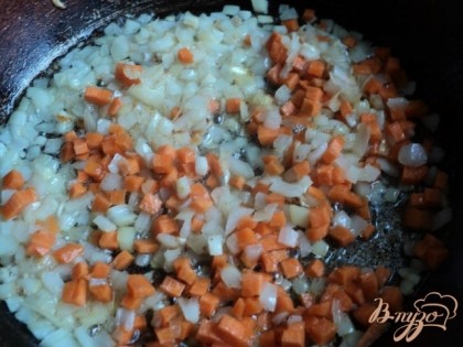 Луковицу мелко порезать и припустить на растительном масле до мягкости. Добавить нарезанную мелким кубиком морковь и пассировать 5-7 мин.
