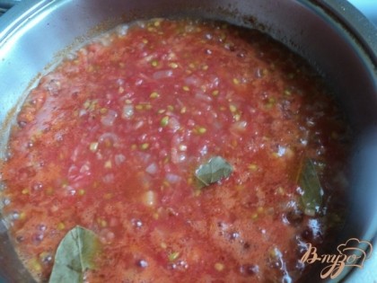 Подготовить заливку: вторую луковицу мелко порезать, пассировать на оливковом масле, добавить протертые на терке помидоры, сахар и соль по вкусу, лавровый листик.