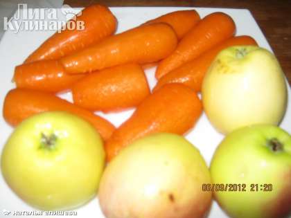 Тщательно вымыть яблоки, морковь почистить.