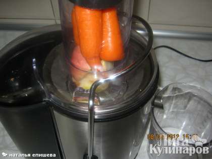 Морковь и яблоки загрузить в соковыжималку, добавить немного имбиря, если сушёный, то 10 граммов, а если же свежий, то 3 дольки.