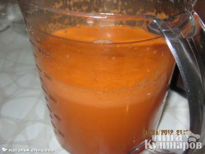 Получается оранжевый густой сок.  Яблочно-морковный фреш с имбирем очень полезен. Приятного аппетита!