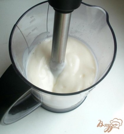 Смешиваем теплое молоко с сахарной пудрой и ванилином в высокой чаше для блендера. Вливаем растительное масло, взбиваем на максимальной скорости.