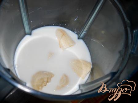 В чашу блендера вливаем молоко, добавляем йогур, сахар, ванильный сахар и очищеный банан дольками. Все хорошо взбиваем.