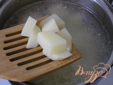 Нарезать картофель, добавить в бульон, варить 10 минут,