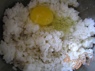 Рис посолить, поперчить, добавить яйца и перемешать.