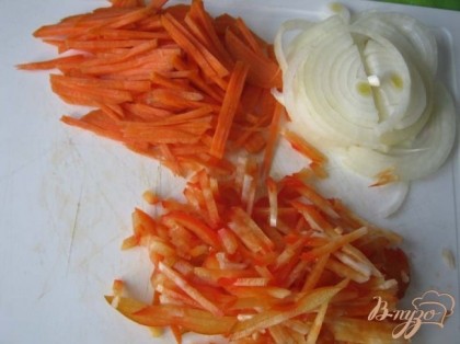 Чистим лук, морковь, красный болгарский перец. Нарезаем или натираем на тёрке: морковь и перец тонкой соломкой, лук полукольцами