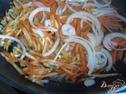 На раскалённом растительном масле обжариваем лук, морковь и болгарский перец.