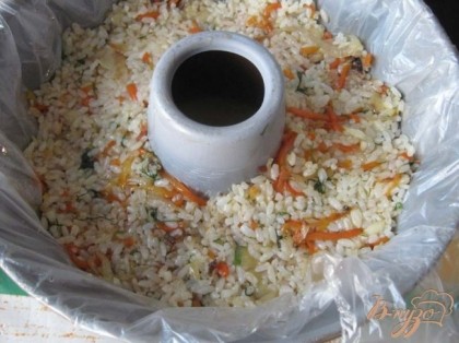 Берём форму с отверстием. Покрываем внутри пищевой плёнкой и выкладываем в форму рис с креветками.