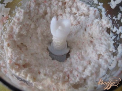 Далее готовим соус из креветок и сливок. Блендером измельчаем оставшиеся креветки и добавляем к ним сливки.