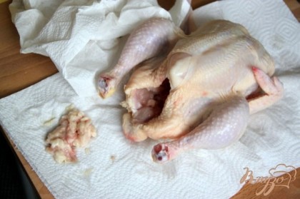 Курицу помыть, обрезать кожу шеи (если есть) и обязательно весь жир вокруг отверстия между ножками курицы. Тщательно промокнуть птицу бумажными полотенцами.