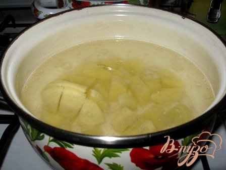 В кипящий бульон бросаем картофель.