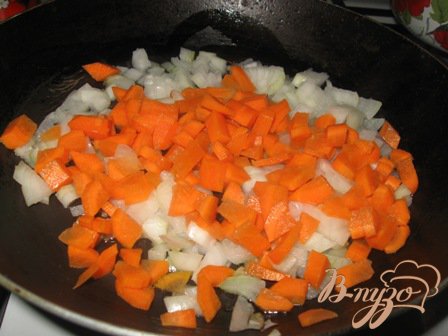 Припускаем на сковородке морковь и лук.