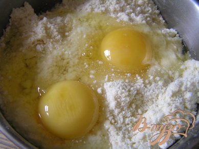 Затем добавить яйца и сливки,