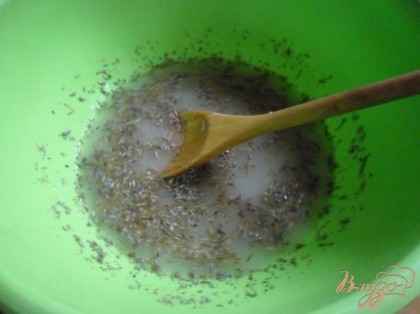 Расстворить дрожжи в тёплой воде. Добавить лаванду соль мёд.