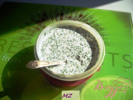 Готовим соус. Зеленый шнитт-лук измельчаем очень мелко, сметану смешиваем с йогуртом и уже нарубленным луком. Заправку подаем к салату. По желанию можно приправить лимонным соком.