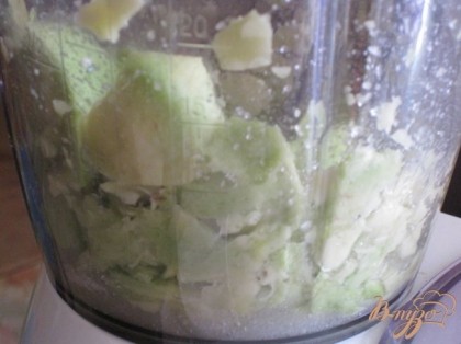 Нарезать мякоть авокадо, поместить в блендер. Добавить сок лимона или лайма, сахарный песок, сливки  и цедру. Взбить в процессоре до однородной массы.