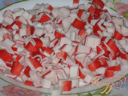 Режем крабовые палочки(или мясо) кубиками.