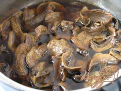 Сушеные грибы промыть, замочить в холодной воде на 1 час и отварить как указано на упаковке.