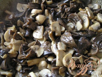 Отдельно обжарить нарезанный чеснок, добавить отваренные сушеные грибы и нарезанные свежие, обжаривать, пока не испариться лишняя жидкость.