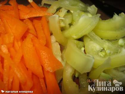 Нарезать лук, морковь и сладкий перец соломкой, помидоры разрезать на 4 части.