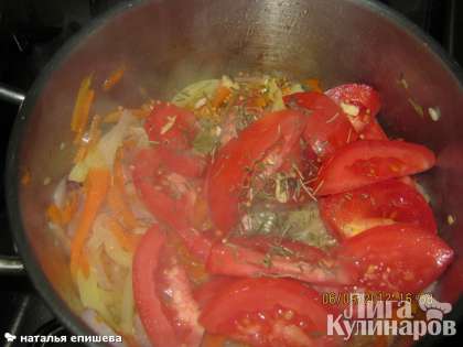 Добавить морковь, помидоры, перец и немного сливочного масла или сливки. Потушить овощи в течение 5 минут, а  затем выкложить овощи на рыбу.