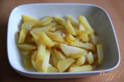 Картофель и яйца отварить до готовности.Картофель и яблоко  нарезать соломкой.