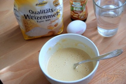 Тесто-заливка: соединить муку, яйцо, воду и столовую ложку соевого соуса. Тесто добавить в измельченную капусту с луком. Все хорошо перемешиваем.